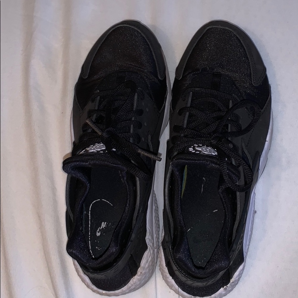 nike air huarache black & white